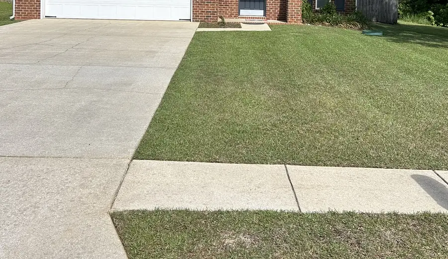 Lawn Edge Detail by West Mobile Lawn Care